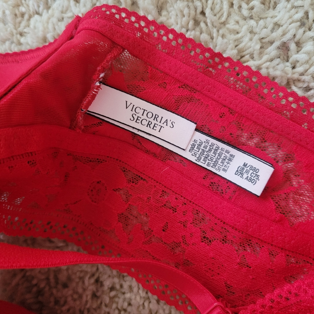 Victoria's Secret Bralette Red Lace Racerback Lined Wireless M - Picture 9 of 10